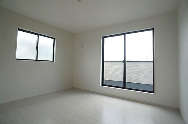 バルコニー側窓からたくさんの光。