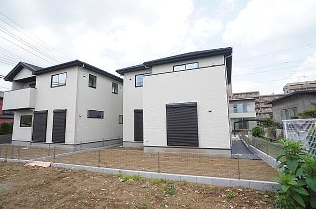 南側に広がる太陽の下のリビング。