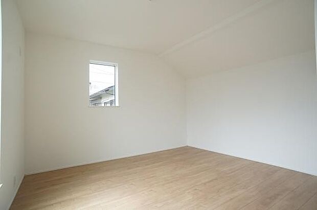 斜線による勾配天井も視覚の変化に。