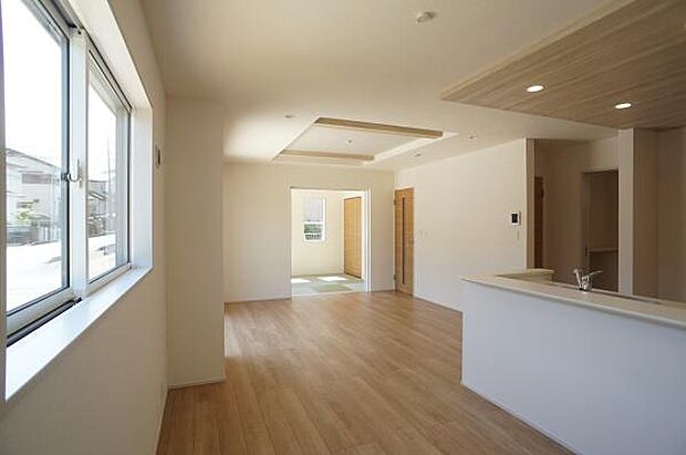 開放感のある折り上げ天井。