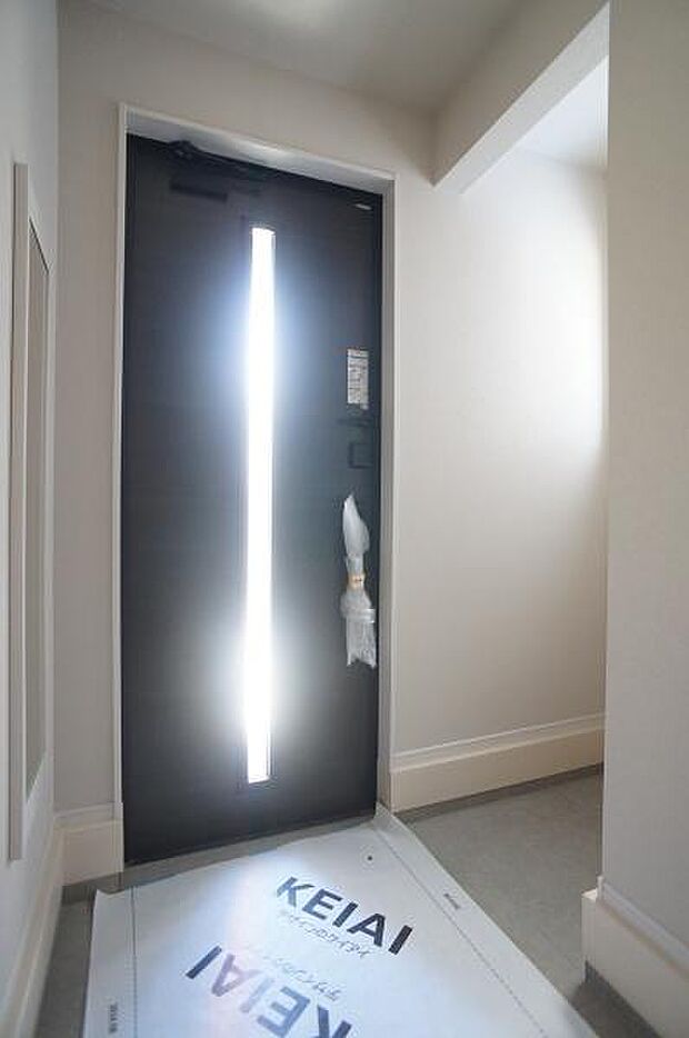 コンパクトながら明るい玄関です。