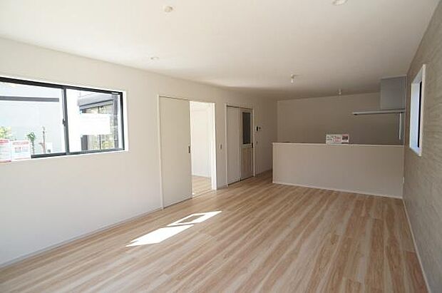 洋室と隣り合い広々空間に。