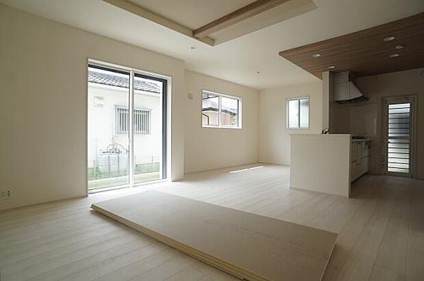 南側から陽光浴びるＬＤＫ。