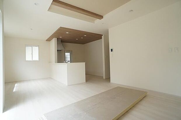 ポップアップ天井が映えるキッチン。