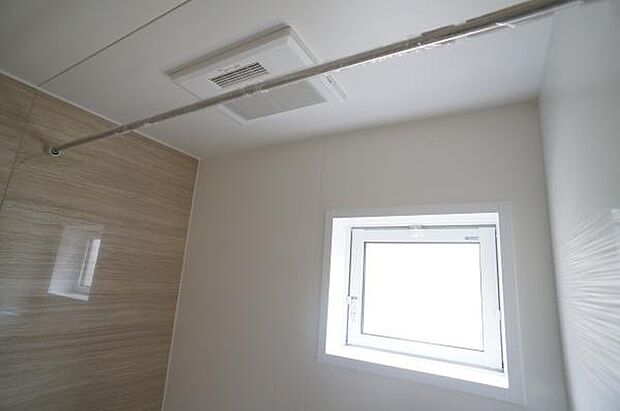 浴室暖房乾燥機付きで快適です。