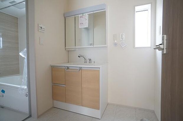 床下収納やカウンターも有る洗面室です。
