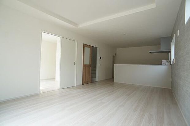 隣り合う洋室がまた広がりを感じさせます。