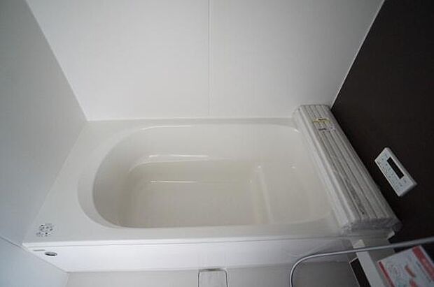 浴槽内の腰掛スペースに座って半身浴を。