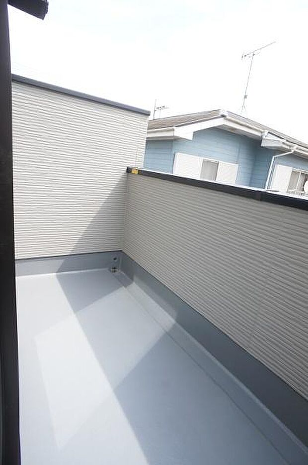 物干し金物付きワイドルーフバルコニー。