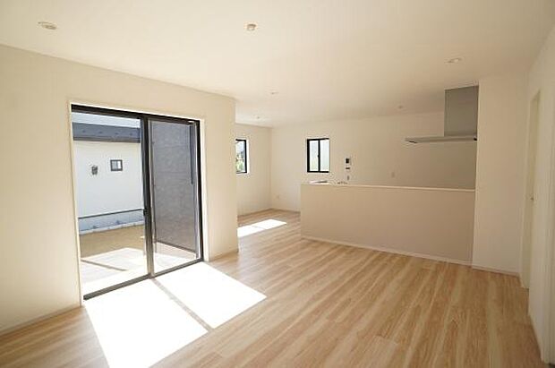 太陽の恵みを感じるL字型に広がるLDK。