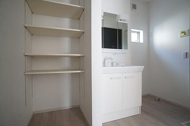 リネンスペースのある洗面室です。