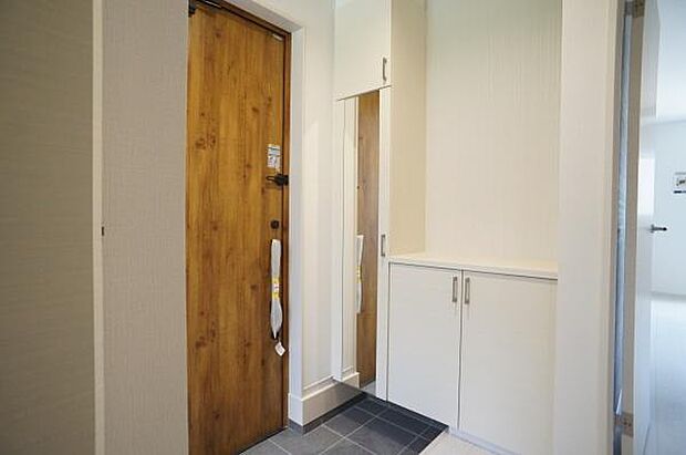 姿見付きのシューズボックス。