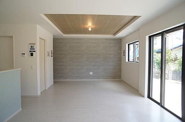 広さを感じる折り上げ天井。