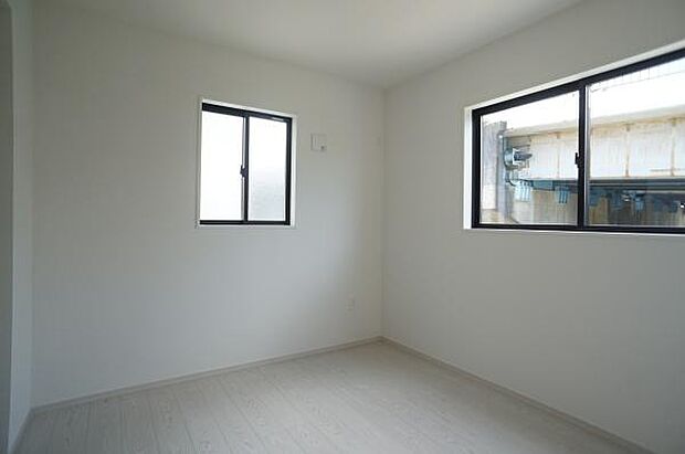 2面彩光のお部屋です。