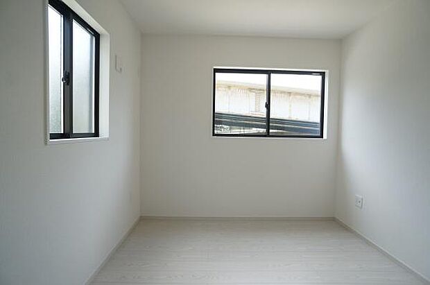 陽射しを軽減してくれる型ガラス。