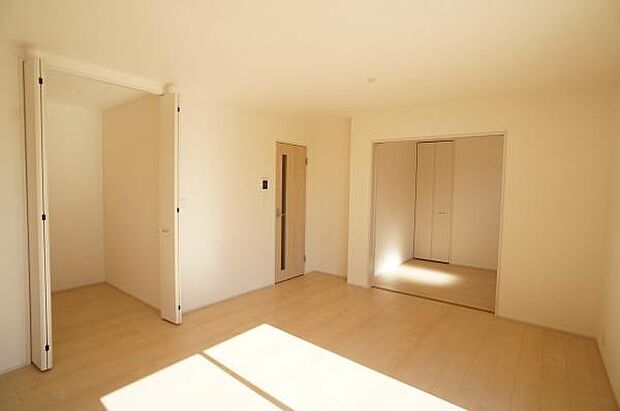 奥の洋室とも間仕切りを開放して一体感を。