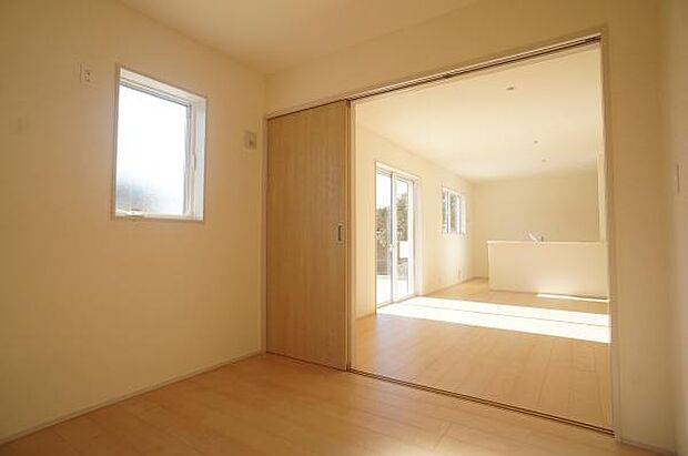 間仕切りを閉めて個室としても。