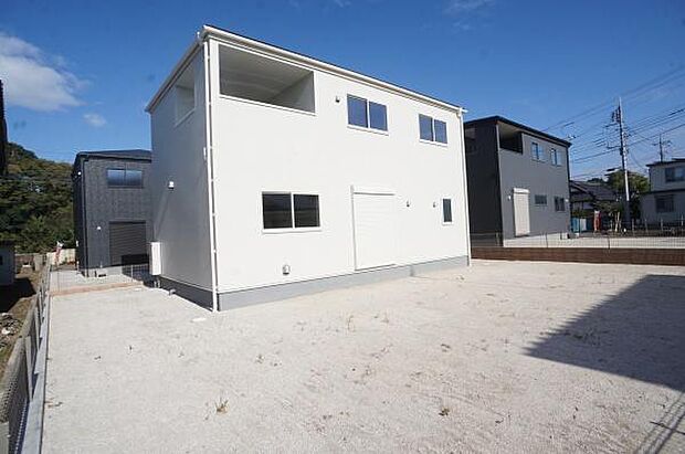 広々とした太陽の下のリビング。