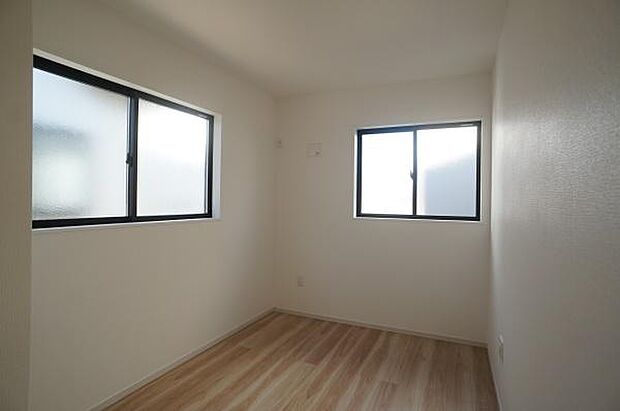 2面彩光のお部屋です。