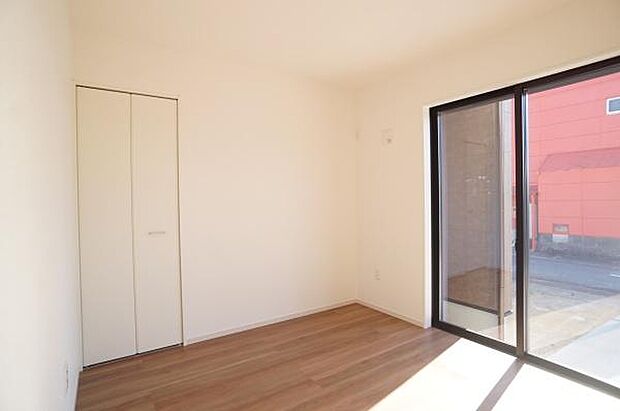 掃き出し窓のあるお部屋。