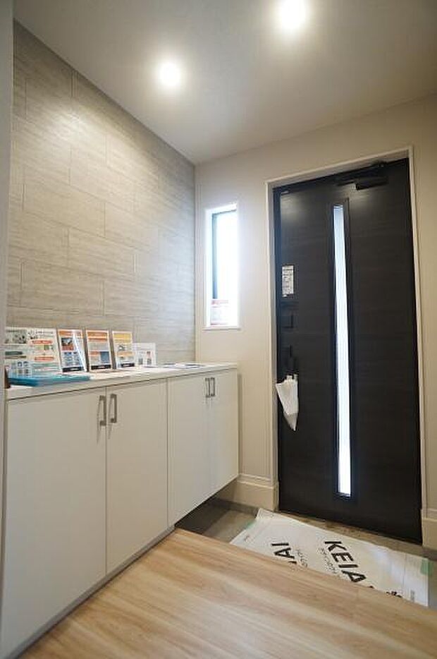 小窓とダウンライトで明るい玄関に。