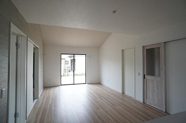 東側の2部屋ともLDKを介しての出入り。