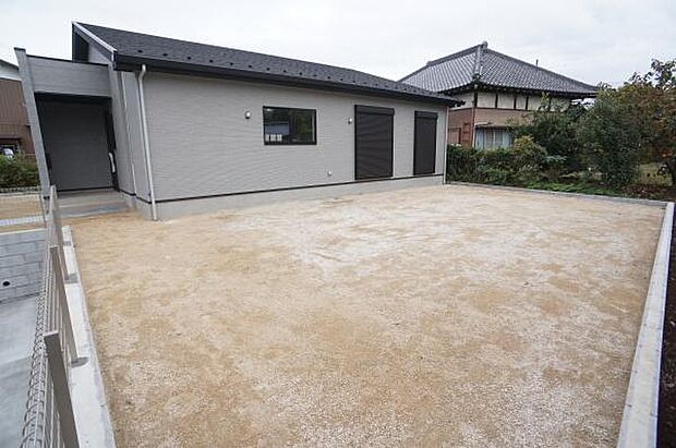 南側に広がる贅沢な太陽の下のリビング。