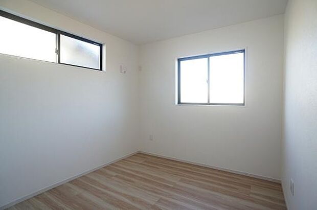 2面彩光のお部屋。