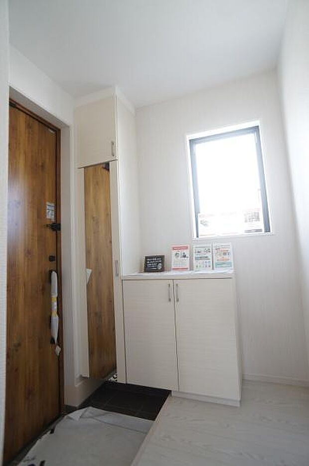 コンパクトながら明るい玄関。