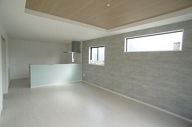 折り上げ天井とアクセントクロスのＬＤＫ。