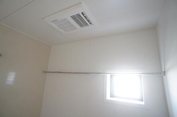 浴室暖房乾燥機付きで快適です。