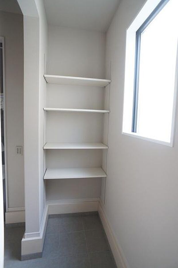 外用品も置ける可動棚付きのSIC。