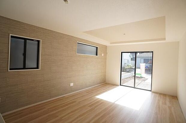 折り上げ天井やアクセントクロスのLDK。