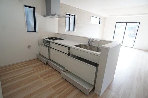 スライド収納で出し入れしやすく。