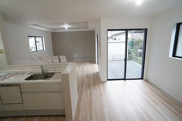 やさしい木目調のフローリング。