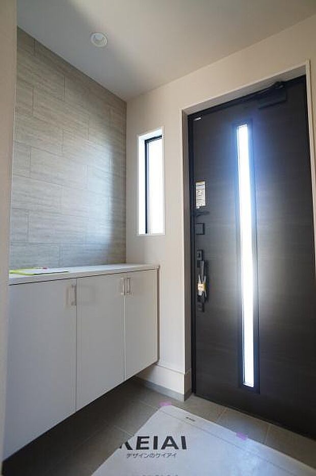 コンパクトながら明るい玄関。