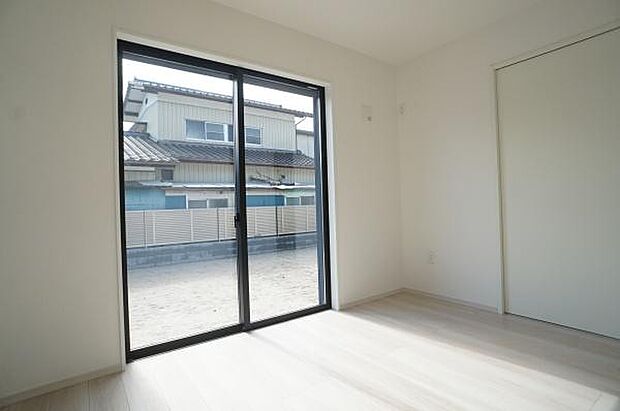 南側窓からたくさんの光。