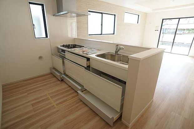 キッチン用品を多数収納できます。