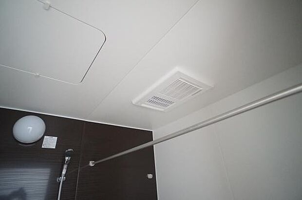 浴室暖房乾燥機付きで快適に。