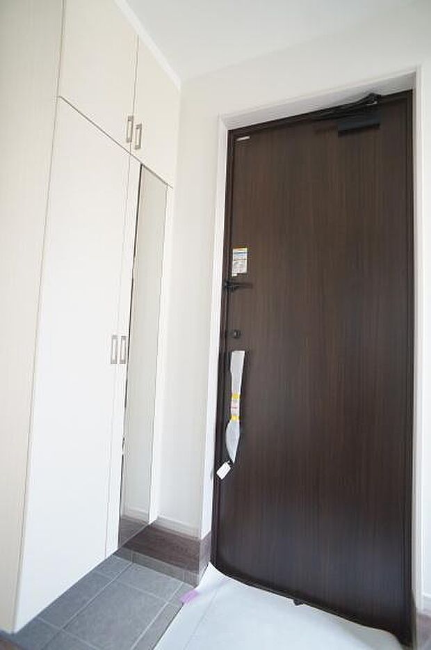 背の高いシューズボックス付きの玄関。