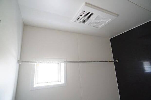 浴室暖房乾燥機付で洗濯物も少量干せます。