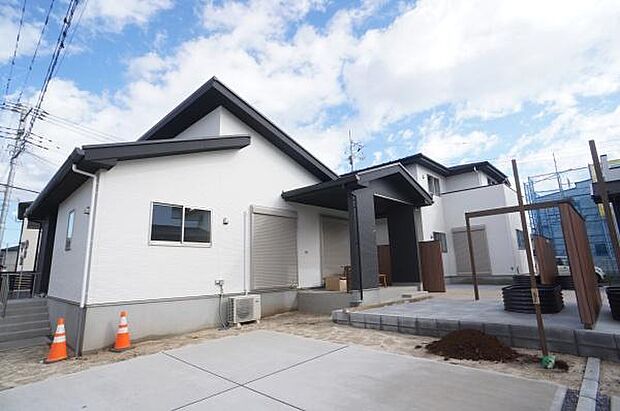 テラス前に広がる南向きのお庭。