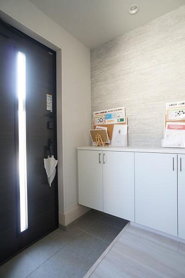 コンパクトながら明るい玄関。