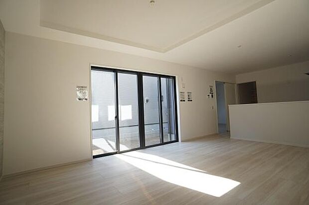 太陽の光が眩しい室内。