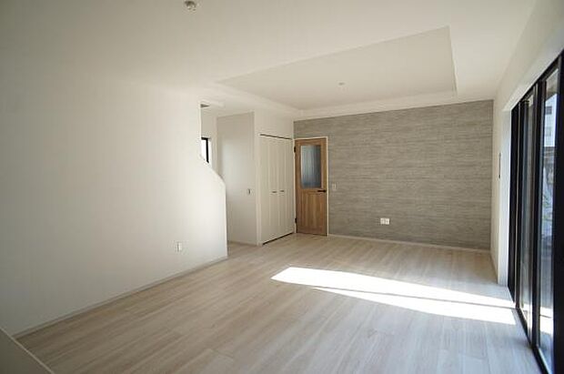 折上げ天井とアクセントクロスのＬＤＫ。