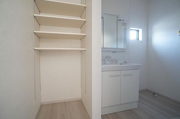 リネンスペースのあるゆったり洗面室。