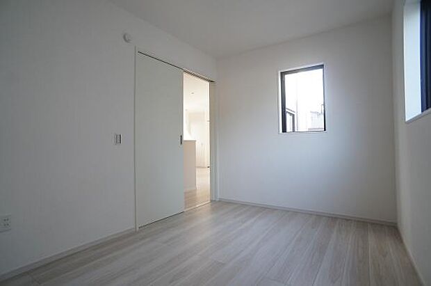 キッチン脇の5，5帖の洋室です。