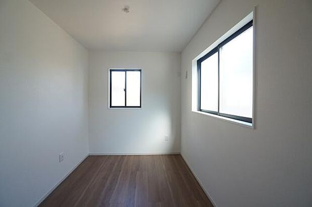 プライバシーに配慮して型ガラスを使用。