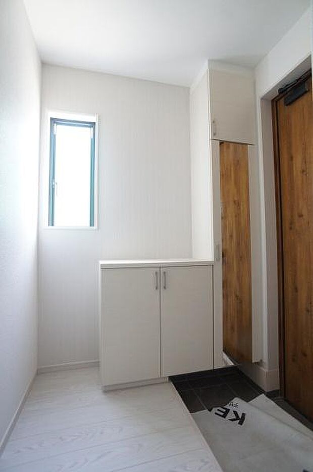 姿見の付いた玄関。