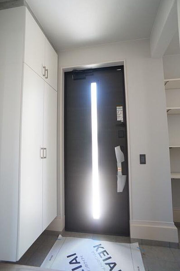 背の高いシューズボックス付きの玄関。